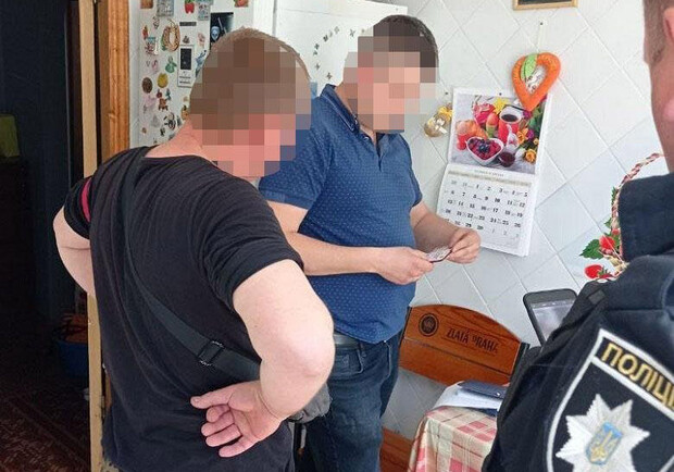 В Киеве мужчина угрожал оружием жене и 12-летней дочери 