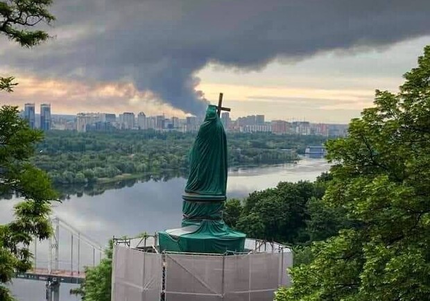 Вид на лівий берег Києва після сьогоднішнього обстрілу. 