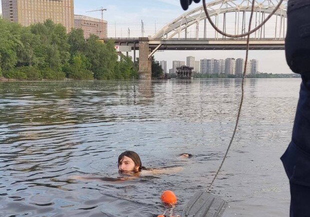 Чоловік у Києві вирішив переплисти Дніпро і мало не потонув. 