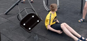 У Дніпрі на дитячому майданчику зірвалася гойдалка: постраждав хлопчик