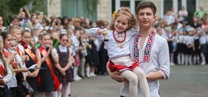 Як відзначати випускні та свята останнього дзвоника на Львівщині під час війни