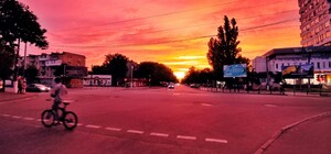 Одесситы наблюдали удивительно красочный летний закат (фото)