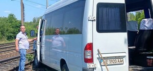 В Днепре маршрутка с пассажирами слетела с дороги на рельсы