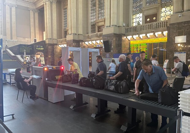 На входе на вокзал в Киеве установили металлоискатели-"рамки" и рентген для багажа. 