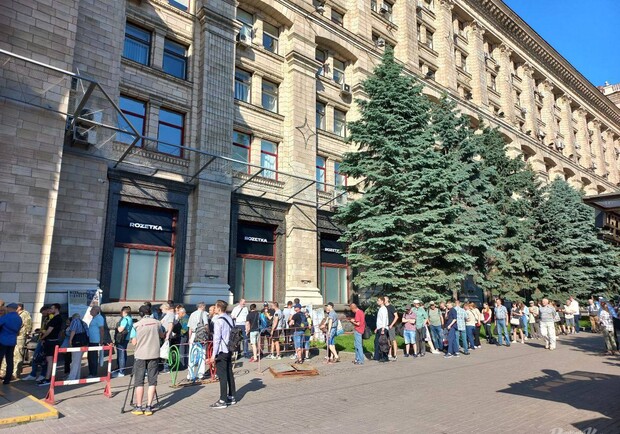 В центре Киева из-за финальной распродажи марки "Укрпочты" выстроилась очередь 
