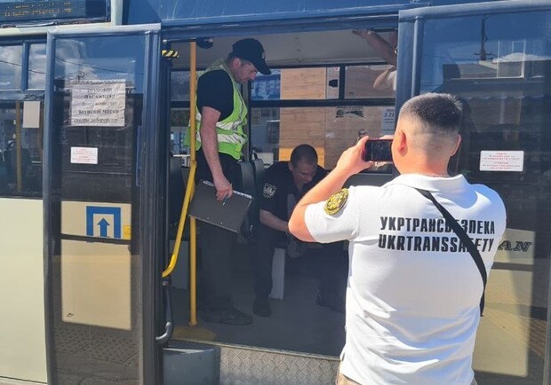 У Києві оштрафували перевізника, який відмовив у пільговому проїзді учаснику бойових дій. 