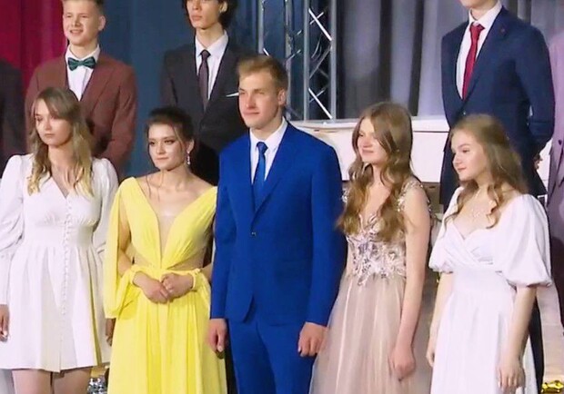 Сын Лукашенко с одноклассницей оделись на выпускной в цвета флага Украины 