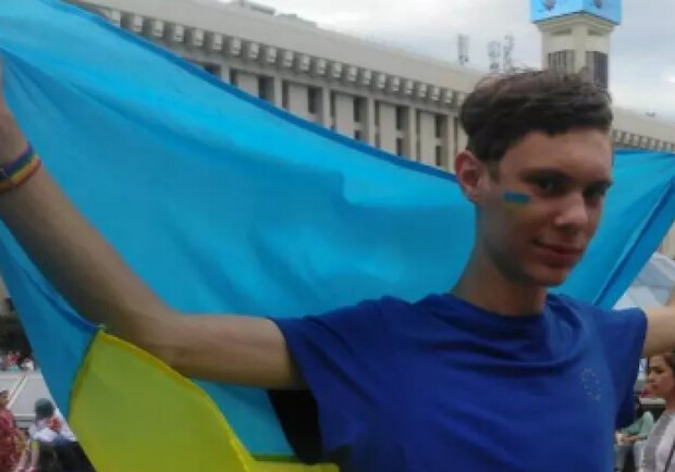 В Киеве мужчины в полицейской форме избили молодого человека с символикой ЛГБТ+. 