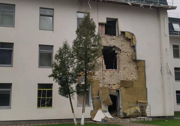 Як виглядає зруйнована в ході війни тенісна академія у Києві в Пуща-Водиці. 