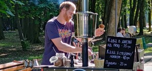 У львівському парку переселенець із Херсона варить каву у джезві на піску
