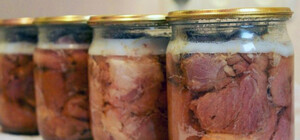 В Одесской области у мужчины выявили ботулизм после обеда тушенкой 