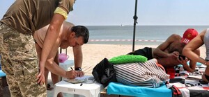 Військові розповіли, навіщо вручають повістки на пляжах в Одесі і що це означає