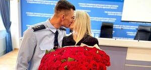 Одеський рятувальник незвичайно пропонував своїй дівчині (фото, відео)