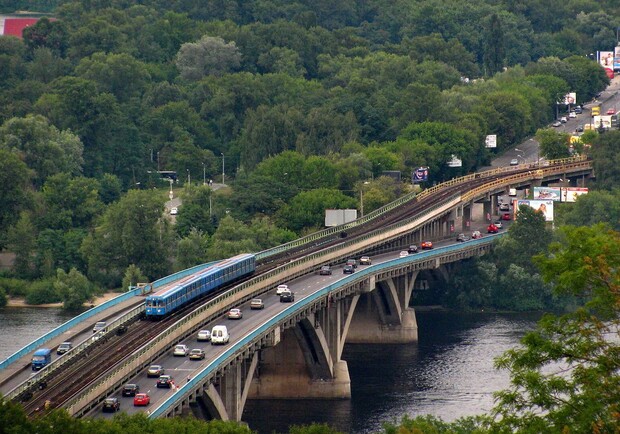 Коли у Києві відновлять рух мостами Метро та Патона. 