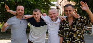 Книги про Сталіна та гімн РФ: українці з Гостомелю розповіли про тортури в полоні