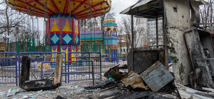 В парке Горького восстанавливают разрушенные аттракционы