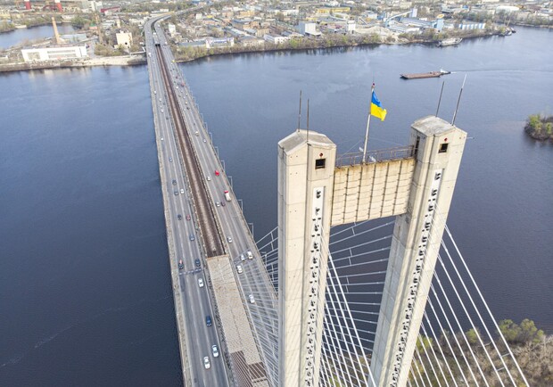 В Киеве для частного транспорта закрывают Южный мост 