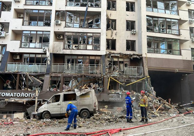 Под завалами 9-этажки в Киеве, в которую попала российская ракета, находятся люди: детали. 