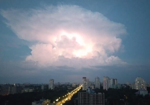 Жителей Киева напугало необычное облако, похожее на ядерный гриб  