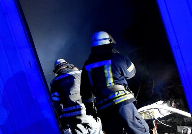 Рятуючись від пожежі, люди у Києві залізли на кондиціонер на 21 поверсі. 