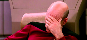 Пришел в супермаркет с флагом: в Днепре мужчина пропагандировал коммунизм