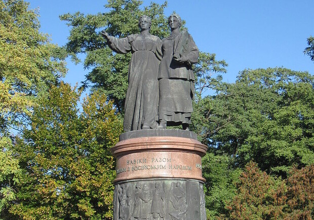 В Переяславе под Киевом снесли монумент "Навеки с русским народом". 