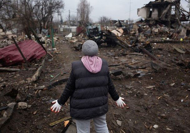 Под Киевом оккупанты бросили погоны и шевроны в доме  местной жительницы 
