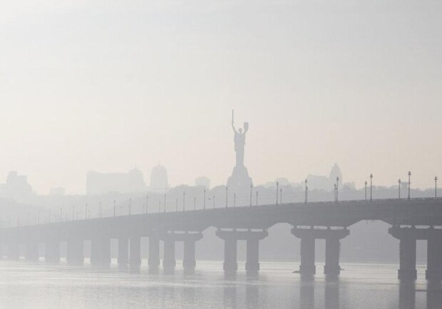 Киев с утра накрыл смог 
