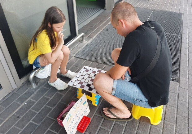 Дівчинка, яка грала у шашки з перехожими на Позняках, зібрала для ЗСУ понад 20 тис. грн. 