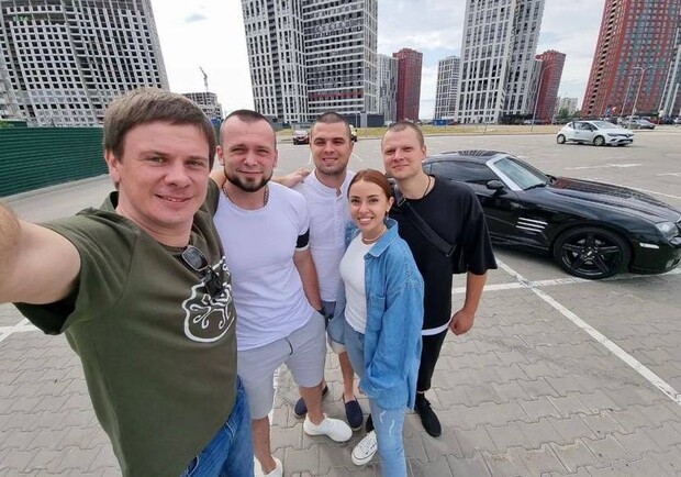 Телеведучий Дмитро Комаров продав свій рідкісний автомобіль, щоб допомогти ЗСУ. 