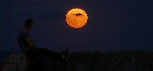 В небе над Одессой наблюдали суперлуние (фото)