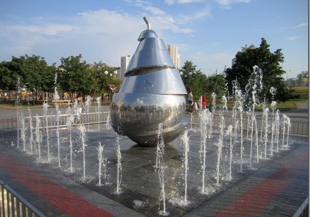 В Киеве после 8-летнего перерыва заработал фонтан "Груша" 