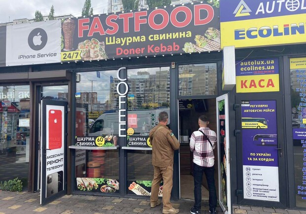 У Києві перевірили вже майже сотню точок громадського харчування – знайшли десятки порушень. 