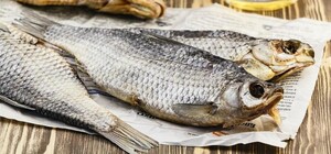 Купил вяленого карася на Холодногорском рынке и заболел ботулизмом: фирму, торговавшую рыбой, закрыли 