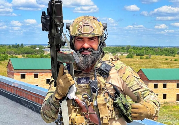 На фронті загинув український телеведучий та боєць ЗСУ Карім Гуламов. 