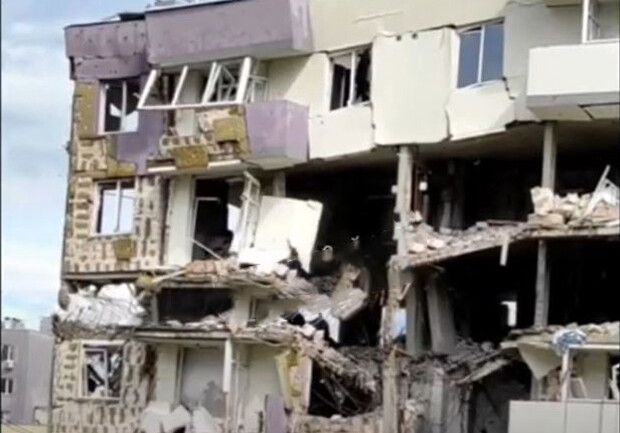 В Буче обваливается попавший под бомбардировку жилой дом 