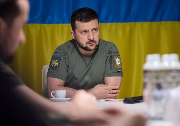 Хакери зламали українські радіостанції та повідомили, що Зеленський у реанімації. 