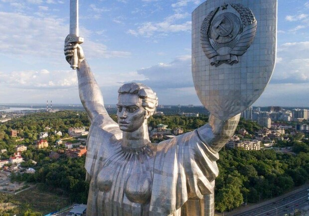 Українці обрали новий символ на щиті монумента "Батьківщина-мати" в Києві. 