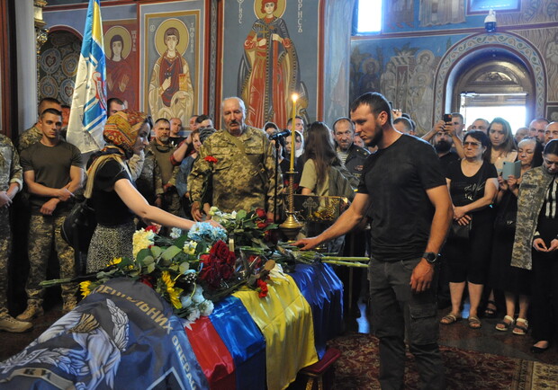 У Києві відбулося прощання з телеведучим Каримом Гуламовим, який загинув на фронті. 