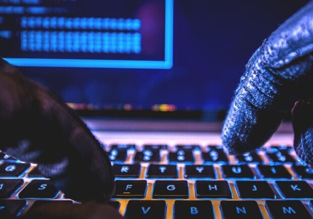 СБУ в Киеве поймала хакера, который продавал в РФ базы данных банков. 