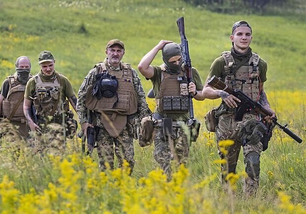 Коллекторам в Украине теперь запрещено взимать долги с военных и их семей. 