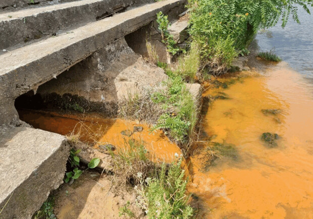 Дніпровська вода у Києві забарвилася у помаранчевий колір: причини. 