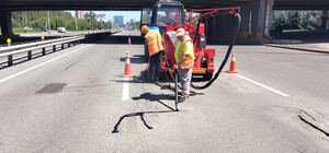 Дороги в Киеве теперь ремонтируют по американским технологиям