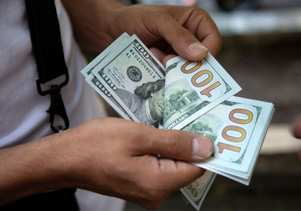 Курс валют в Україні 30 липня 2022 року: скільки коштує долар і євро. 