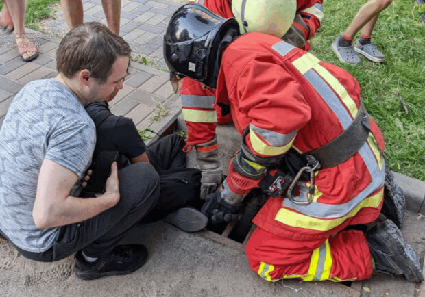 Рятувальники на Втішному витягли ногу підлітка з ґрат зливи. 