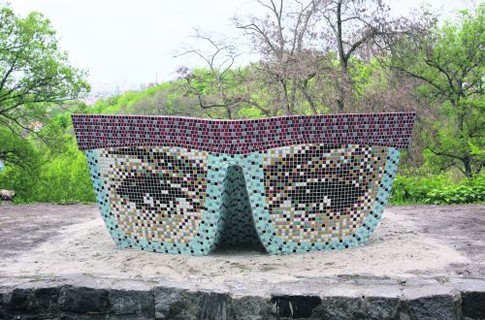 А вы уже сидели на таких вот стильных очках? Фото Ю. Кузнецова с сайта www.segodnya.ua.