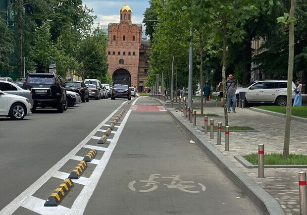 С осени в Украине велодорожки будут отделять бордюрами от автопарковок. 
