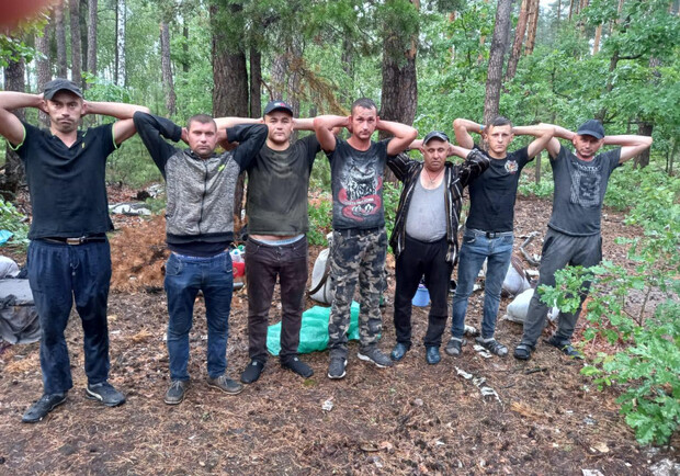 У лісі на Київщині виявили групу чоловіків 