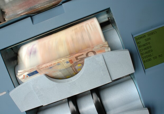 Курс валют в Україні 9 серпня 2022 року: скільки коштує долар і євро. 