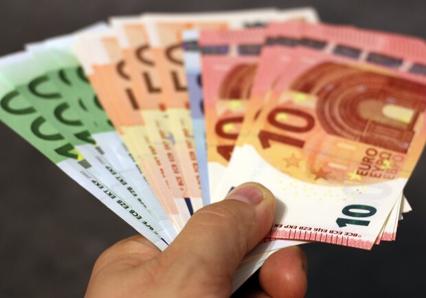 Курс валют в Украине 11 августа 2022: сколько стоит доллар и евро. 
